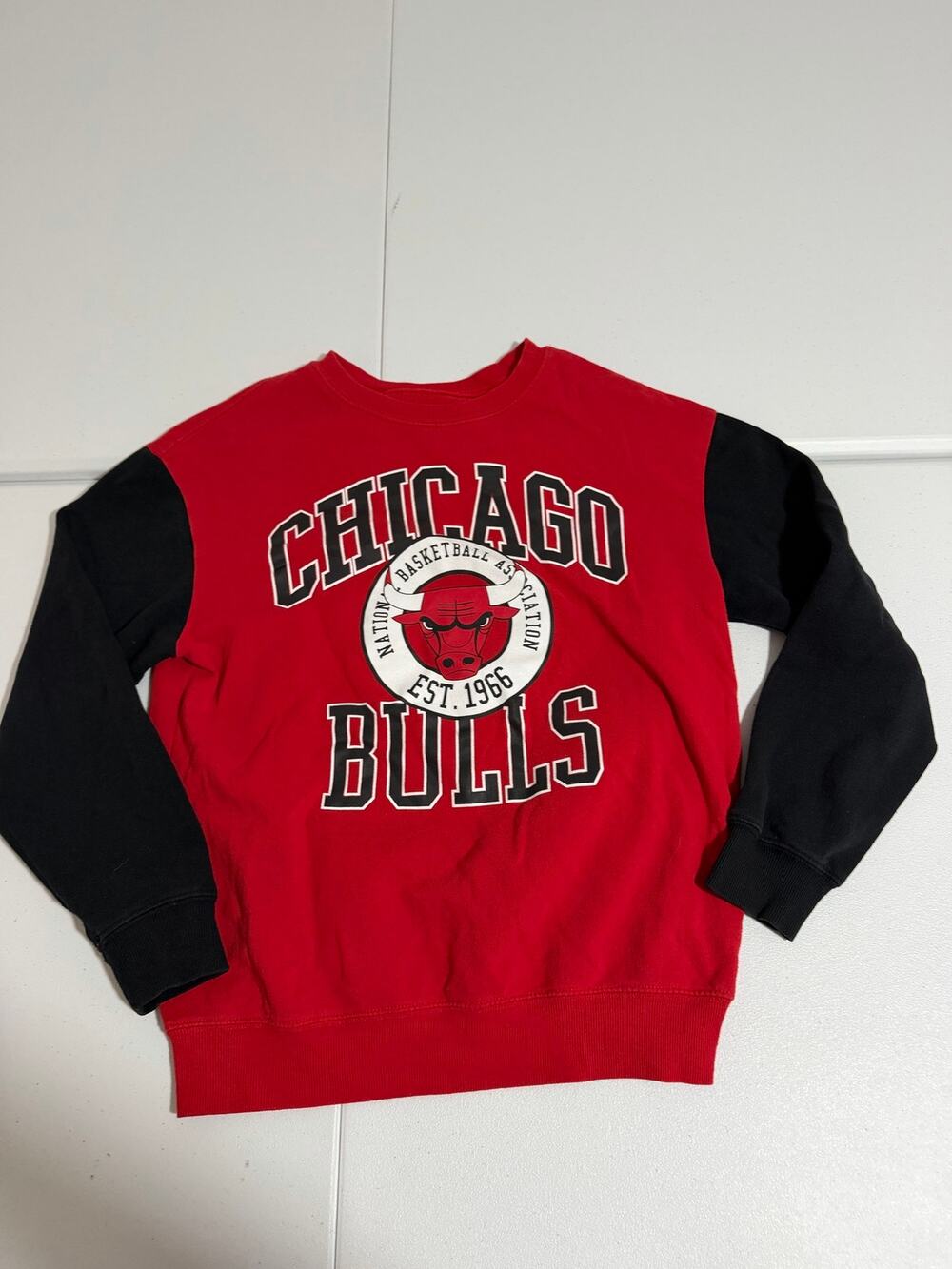 Chicago Bulls NBA Womens Crewneck Sweatshirt Colorblock Red Black Size S